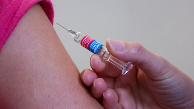 Il tema dei vaccini riemerge con il focolaio di morbillo a Parma.