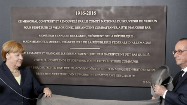 Merkel e Hollande durante la celebrazione dell'anniversario della battaglia di Verdun