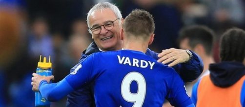 Claudio Ranieri abbraccia Jamie Vardy, foto simbolo di una stagione