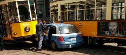 Scontro tra volante polizia e tram a Milano