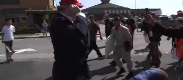 Bohaterska przeprawa wyborcy Trumpa przez dziki tłum. Bohaterska przeprawa wyborcy Trumpa przez dziki tłum.