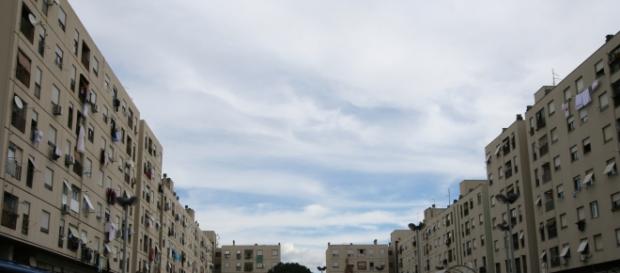 Un'inquadratura della piazzetta nel quartiere popolare di Tor Bella Monaca Un'inquadratura della piazzetta nel quartiere popolare di Tor Bella Monaca