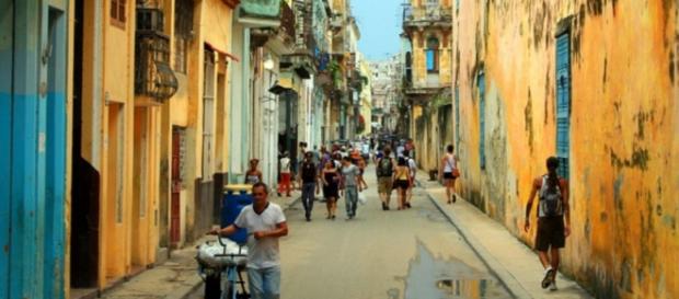 Una calle de la Habana vieja en Cuba Una calle de la Habana vieja en Cuba