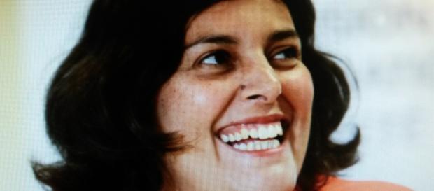 Une Ministre souriante, est-ce la même chose pour la loi qui porte son nom ? Une Ministre souriante, est-ce la même chose pour la loi qui porte son nom ?