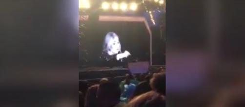 Adele si rivolge alla fan durante il concerto.