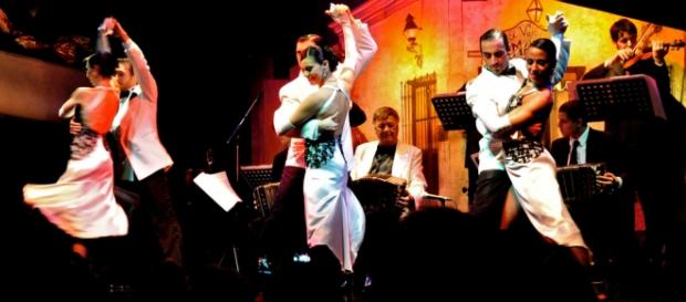 Bailarines de tango llevando a cabo un show en la Ciudad de Buenos Aires. Bailarines de tango llevando a cabo un show en la Ciudad de Buenos Aires.