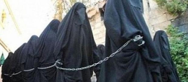 Donne musulmane schiave dell'Isis ed in vendita a 8.000 dollari Donne musulmane schiave dell'Isis ed in vendita a 8.000 dollari