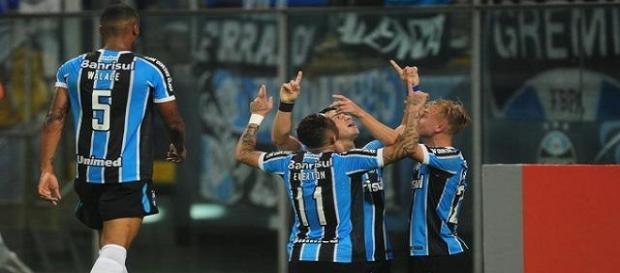 Jogadores do Grêmio comemorando um dos gols da partida. Jogadores do Grêmio comemorando um dos gols da partida.