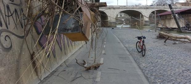 La pista ciclabile lungo il Tevere La pista ciclabile lungo il Tevere