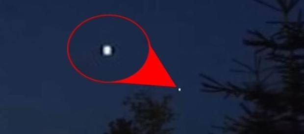 Objeto voador não identificado durante a madrugada, por meio de um aparelho celular Objeto voador não identificado durante a madrugada, por meio de um aparelho celular