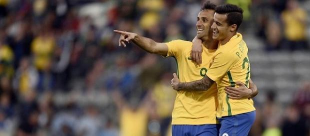 Philippe Coutinho abraçando Jonas, autor do primeiro gol do Brasil na partida. Philippe Coutinho abraçando Jonas, autor do primeiro gol do Brasil na partida.