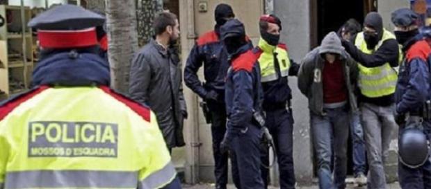 Români care exploatau români, arestaţi de Poliţia Naţională Români care exploatau români, arestaţi de Poliţia Naţională