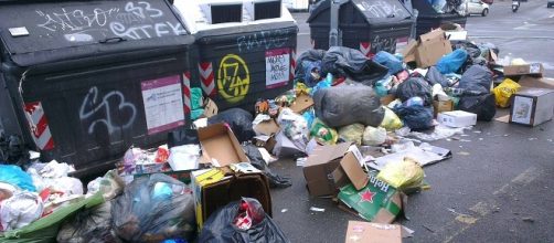 I rifiuti riempiono le strade di Roma
