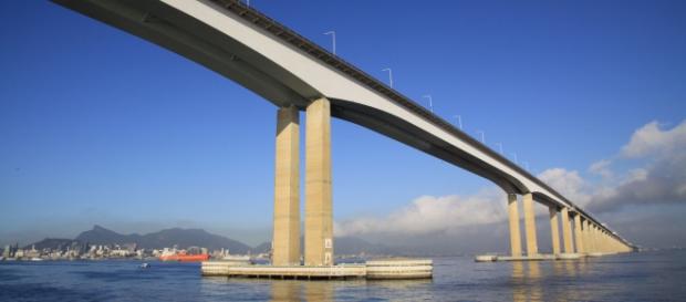 A Ponte Rio-Niterói é um elo importante entre o Rio e o litoral norte fluminense A Ponte Rio-Niterói é um elo importante entre o Rio e o litoral norte fluminense