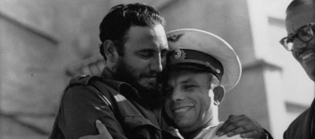 En una ocasión se le preguntó a Fidel Castro qué era para el SOCIALISMO DEL SIGLO XXI y sin duda alguna respondió: EL COMUNISMO En una ocasión se le preguntó a Fidel Castro qué era para el SOCIALISMO DEL SIGLO XXI y sin duda alguna respondió: EL COMUNISMO