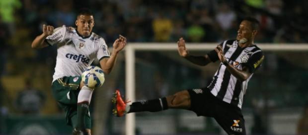 Fernando Tobio disputa bola em jogo contra o Figueirense. Fernando Tobio disputa bola em jogo contra o Figueirense.