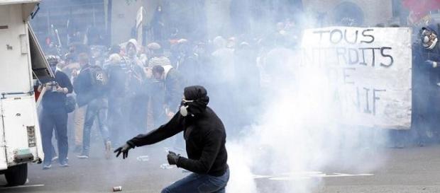 Francia paralizzata. Continuano scioperi e proteste contro il jobs Act Francia paralizzata. Continuano scioperi e proteste contro il jobs Act