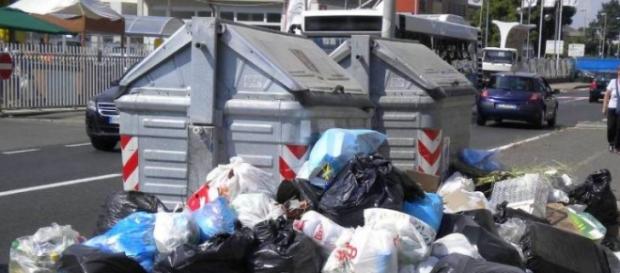 Gli operatori ecologici in protesta per chiedere un rinnovo del contratto. Gli operatori ecologici in protesta per chiedere un rinnovo del contratto.