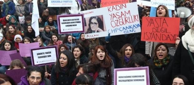 Justiça liberta mulher e vira símbolo na Turquia Justiça liberta mulher e vira símbolo na Turquia