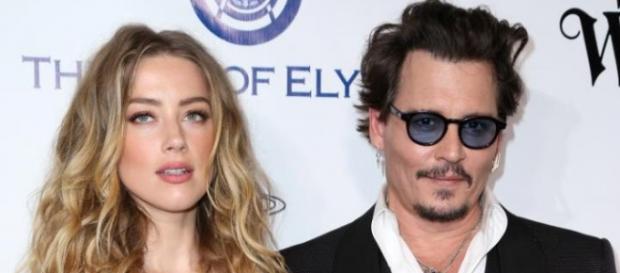 O casamento revelou problemas após rumores de traição de Amber Heard com Cara Delevingne. O casamento revelou problemas após rumores de traição de Amber Heard com Cara Delevingne.