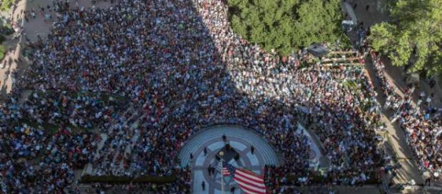 O enorme comício de Bernie Sanders em Oakland O enorme comício de Bernie Sanders em Oakland