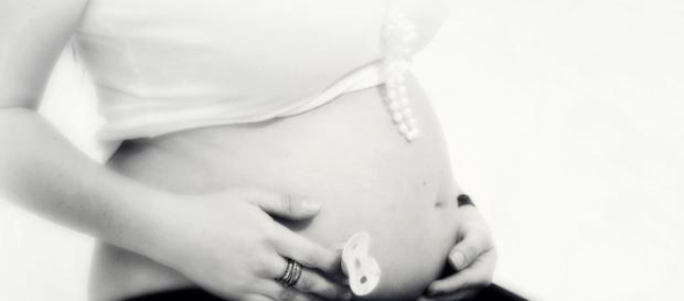 Nella foto ritratta una donna incinta Nella foto ritratta una donna incinta