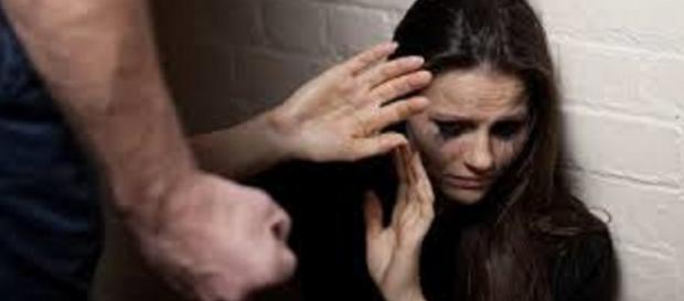 Denúncias de violência contra mulheres podem ser feitas pelo Disque 180 Denúncias de violência contra mulheres podem ser feitas pelo Disque 180