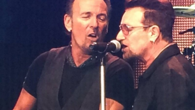 Bruce Springsteen e Bono Vox nella performance di Dublino