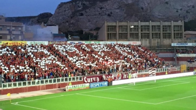 La bellissima coreografia degli Ultras trapanesi prima del fischio d'inizio