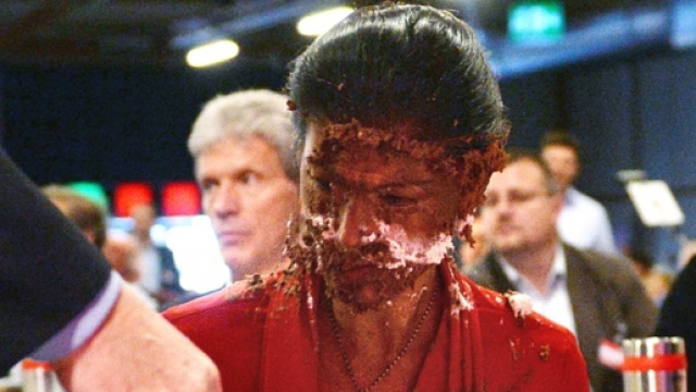 La politica tedesca colpita dalla torta