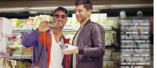 Fabrizio Corona incontra Jeremias Rodriguez al supermercato