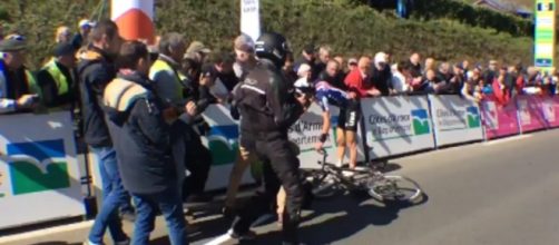 Adrien Costa appoggia la bici per terra