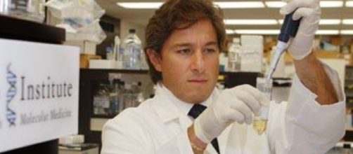 L'oncologo Antonio Giordano durante la ricerca negli USA