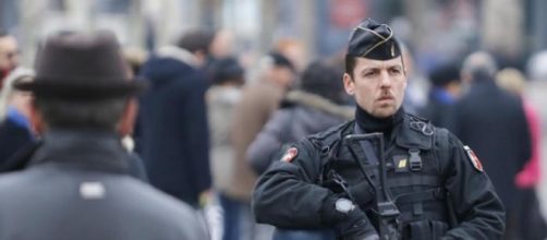 Poliziotti contro i terroristi che minacciano l'Europa
