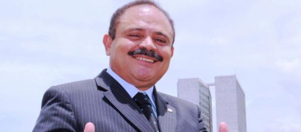 Deputado Waldir Maranhão (PP-MA) posando em frente ao Congresso Deputado Waldir Maranhão (PP-MA) posando em frente ao Congresso