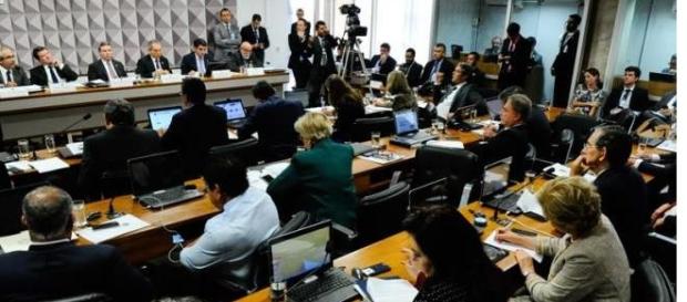 Especialista dizem que Dilma não cometeu crimes Especialista dizem que Dilma não cometeu crimes