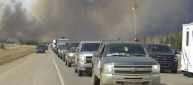 evacuación de la ciudad por carretera evacuación de la ciudad por carretera