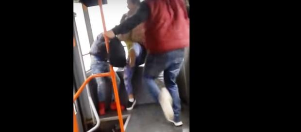 Filmarea cu țiganii agresați în tramvaiul 41 a devenit virală Filmarea cu țiganii agresați în tramvaiul 41 a devenit virală