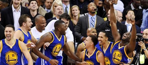 Golden State Warriors celebrando victoria en la Regular Season Golden State Warriors celebrando victoria en la Regular Season