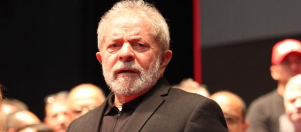 Momento de angústia na vida do ex-presidente Lula. Momento de angústia na vida do ex-presidente Lula.