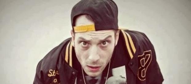 Primo piano del rapper Clementino Primo piano del rapper Clementino
