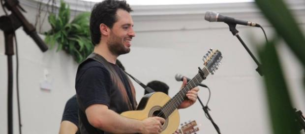 Wilson Teixeira une viola e rock n'roll de maneira brilhante (Foto: Reprodução Facebook) Wilson Teixeira une viola e rock n'roll de maneira brilhante (Foto: Reprodução Facebook)