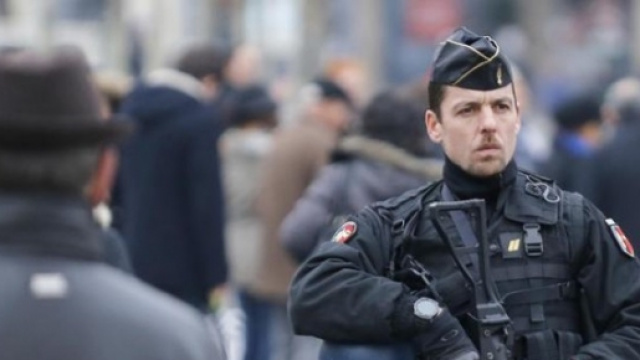 Poliziotti contro i terroristi che minacciano l'Europa