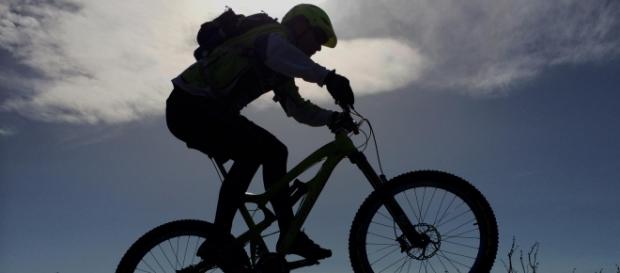 A bicicleta do Mountain Bike, além de leve e resistente, tem pneus mais largos e amortecedores dianteiros e traseiros A bicicleta do Mountain Bike, além de leve e resistente, tem pneus mais largos e amortecedores dianteiros e traseiros