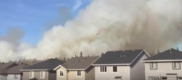 Smoke plumes above a Fort McMurray neighborhood | Youtube: Cortland Cronk Smoke plumes above a Fort McMurray neighborhood | Youtube: Cortland Cronk