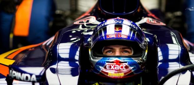 Max Verstappen en el copckit de su STR11 Max Verstappen en el copckit de su STR11