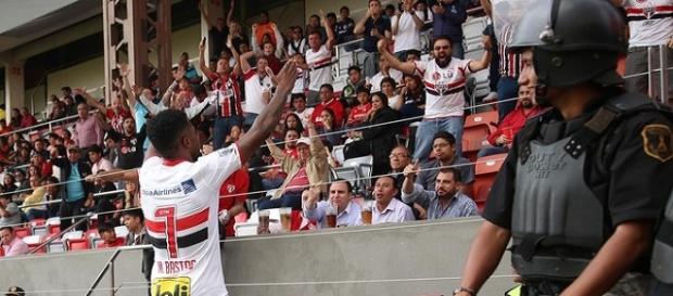 Michel Bastos comemorando seu gol com a torcida. Michel Bastos comemorando seu gol com a torcida.