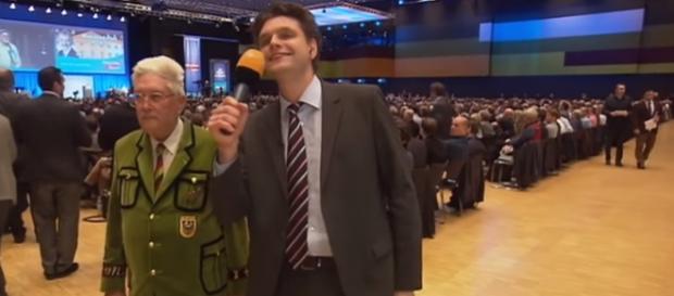 Reporter Lutz van der Horst singt bei der AfD "Merci, dass es dich gibt!" Reporter Lutz van der Horst singt bei der AfD "Merci, dass es dich gibt!"