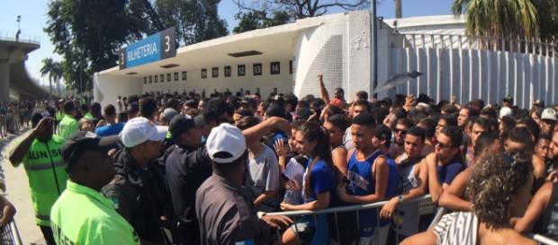 Torcedores enfrentaram filas de até 8 horas por ingressos Torcedores enfrentaram filas de até 8 horas por ingressos