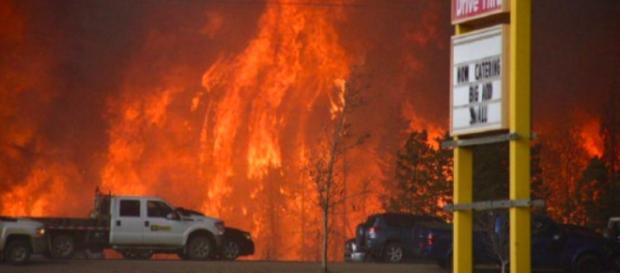 Un devastante incendio ha creato uno scenario apocalittico in provincia di Alberta, in Canada Un devastante incendio ha creato uno scenario apocalittico in provincia di Alberta, in Canada